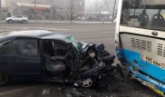 Автокөлік жүргізушісі бар жылдамдығымен автобусқа соқтығысты: екі адам ауыр халде жатыр