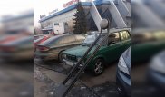 Алматыда зағип әйелдің үстіне бағана құлап, омыртқасын сындырды