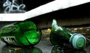 Атырау облысында бір топ жігіт екі полицейді дүкен ішінде сабаған