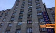 Оралда көпқабатты үйдің терезесінен секіріп кеткен ер адамның видеосы пайда болды