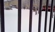 Бетперде киген екі адам мектепте сегіз бала мен мұғалімді пышақтаған
