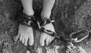 Ата-анасы байлап ұстаған 13 бала адамшошырлық күйде табылды