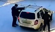Оралда екі ер адам ойыншық тапанша кезеп, такси жүргізушісін тонап кеткен