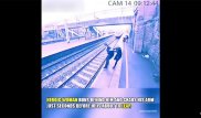 Пойыздың астына түспекші болған ер адамды құтқарып қалған әйел жұртты таңғалдырды - Видео