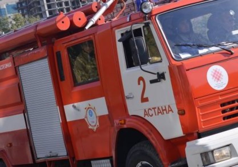 Астана орталығында Mercedes өртенді