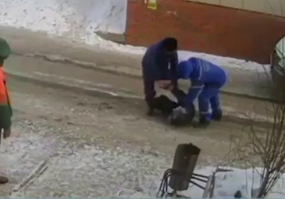 Павлодарда жедел жәрдем қызметкерінің формасын киіп, ер адамды сабады деген күдікті ұсталды