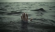 Жүзе білмейтін полицей батып бара жатқан жігітті судан алып шықты - Видео