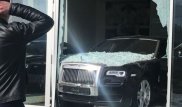 Алматыда ер адам су жаңа Rolls-Royce көлігімен автоорталықты қиратты