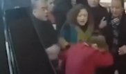 Тапсырысын ұзақ күткен меймандар даяшыны жабылып ұрған - Видео