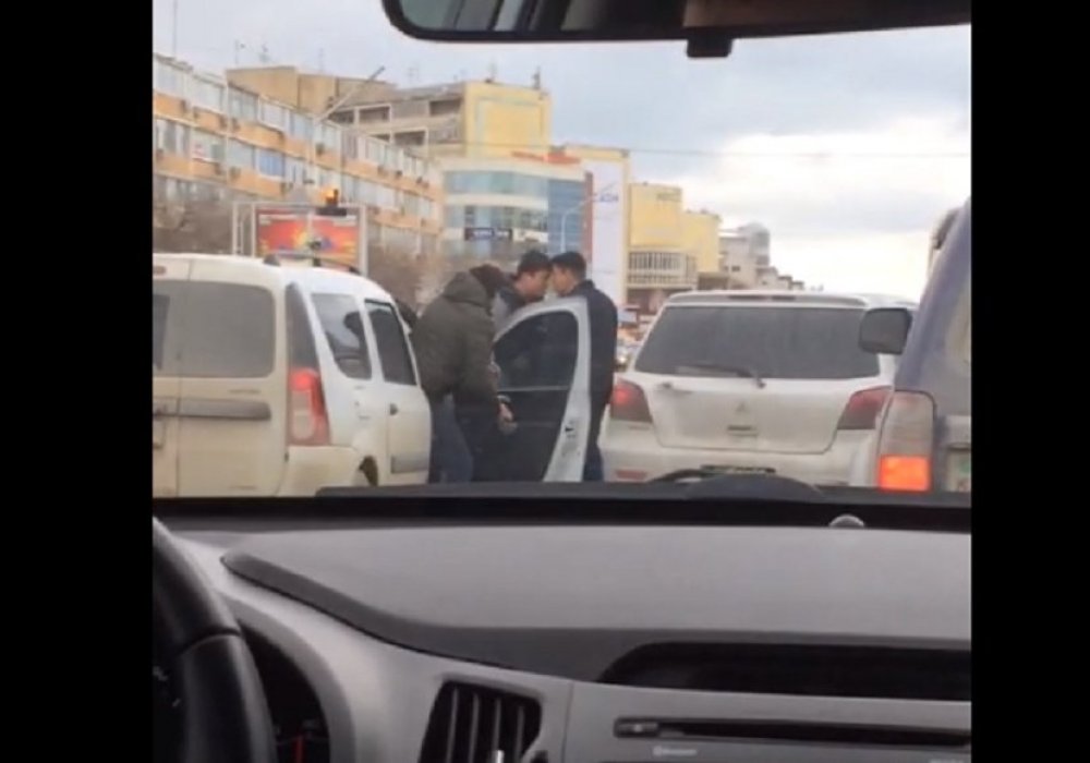 Ақтауда жол үстінде төбелескендердің видеосы таралды