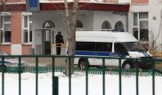 Оқушы қыз мектепке қару апарып, сыныптастарына оқ жаудырды