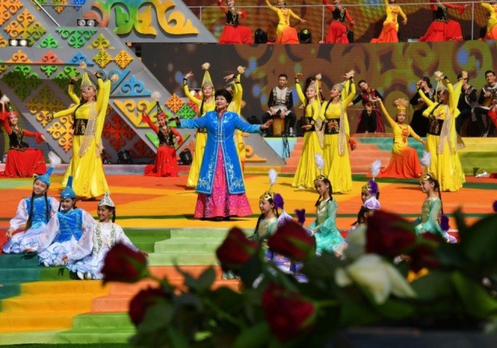 Әншілер қазақстандықтарды Наурыз мейрамымен құттықтады