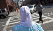 Мұсылман қызды шешіндіріп тексерген полицейлердің басы бәлеге қалды