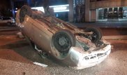 Алматыда ашық тұрған люктің салдарынан автокөлік аударылды