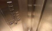 Ақтөбеде лифтке кірмек болған әйел адамның аяғы жұлынып кеткен