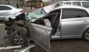 Алматыда Toyota жүргізушісі жол шетінде тұрған КамАЗ-бен соқтығысты