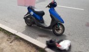 Алматыда жолдан жүгіріп өтпек болған қызды мопед қағып кетті: Екеуі де ауруханада