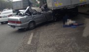 Алматыда автомобиль жүк көлігін соқты: Зардап шеккендер бар