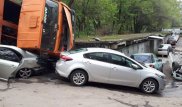 Алматыда қоқыс таситын көлік тұрақта тұрған автомобильдерді қиратты