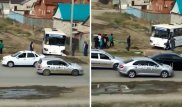 Атырауда жолаушылары бар автобус жеке үйдің ауласына кіріп кете жаздады