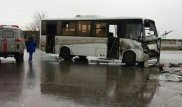 Теміртауда КамАЗ бен автобус соқтығысты: кондуктор әйел терезеден ұшып кеткен
