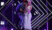 "Евровидение" финалында белгісіз біреу сахнадағы әншінің қолынан микрофонды жұлып алды