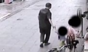 Баланы ағасының көзінше ұрлап кетпек болған ер адам видеоға түсіп қалды