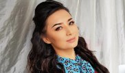 Мәдина Сәдуақасова Анна Семеновичті құшақтаймын деп ыңғайсыз жағдайға тап болды