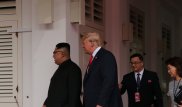 "Тарихи сәт". Трамп пен Ким алғаш рет қол алысты