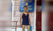 Семейде ер адам әйелдер киімімен серуендеген
