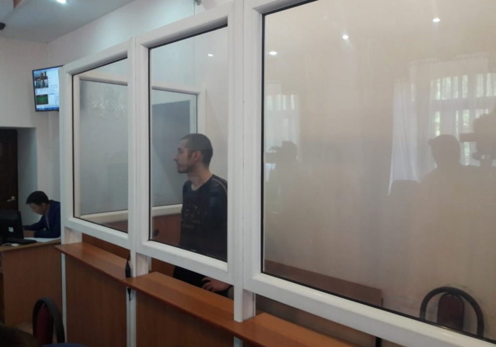 Баласының көзінше бұрынғы әйелінің ата-анасына оқ атқан ер адамның ісін алқабилер соты қарайды