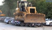 Бульдозер 5,5 миллион доллар тұратын 76 көлікті қиратты