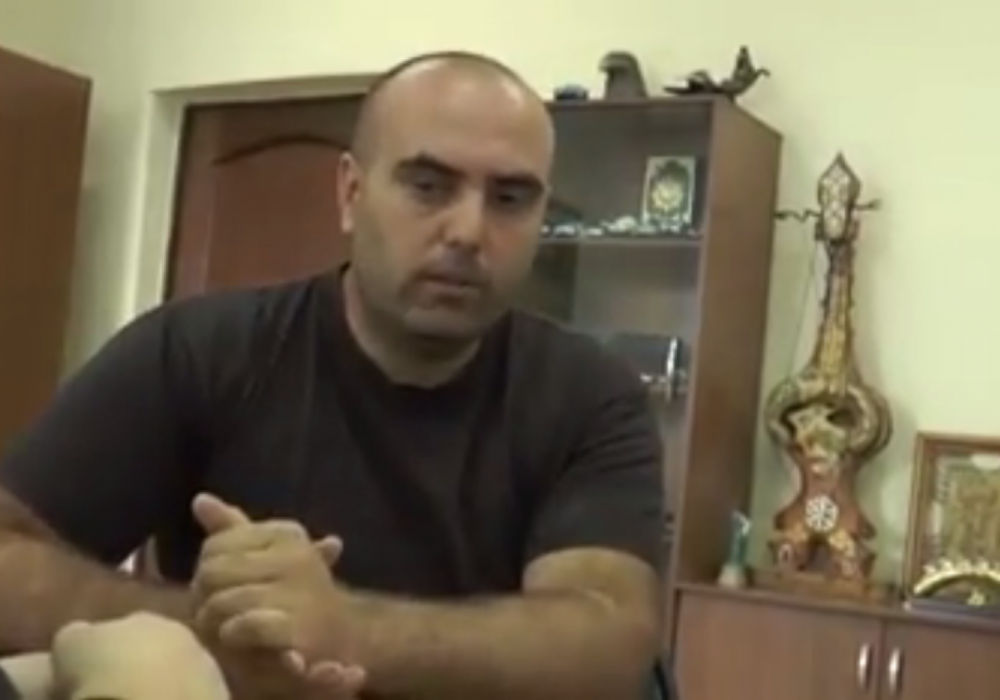 Алматыда баласын таспен ұрған ер адам сотта жылап жіберді