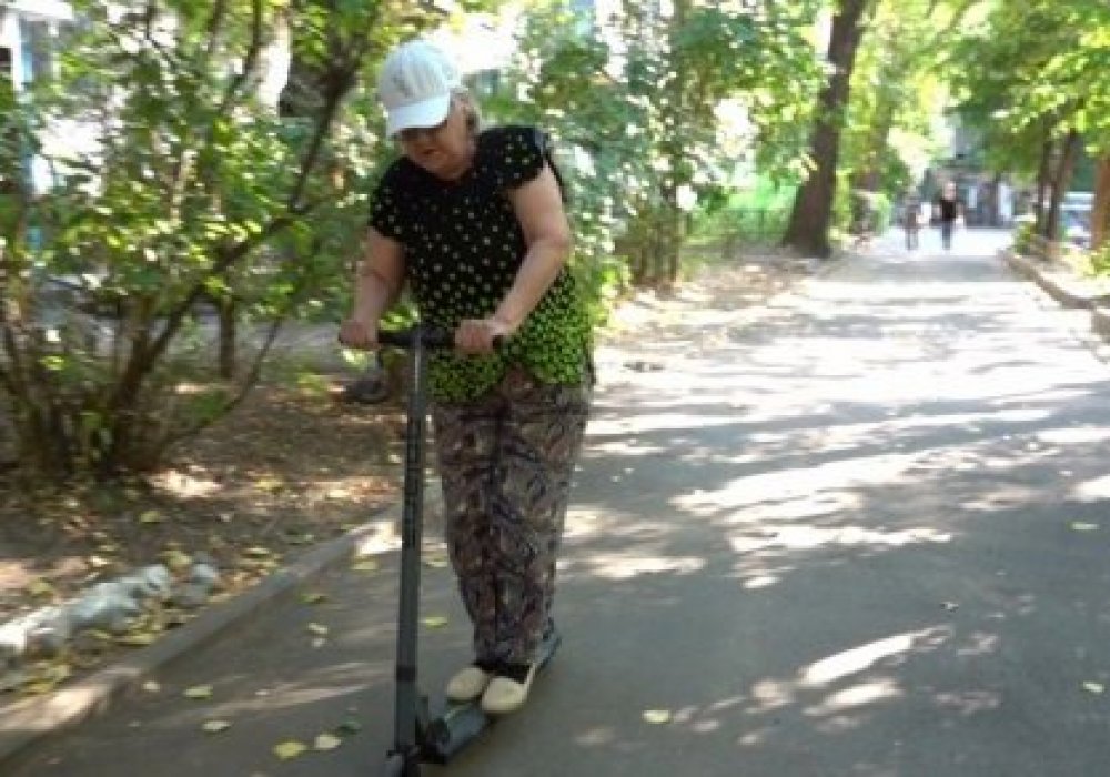"Жұрт қызғанышпен қарайды". 71 жастағы алматылық зейнеткер электрсамокат айдап жүр