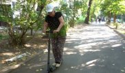 "Жұрт қызғанышпен қарайды". 71 жастағы алматылық зейнеткер электрсамокат айдап жүр