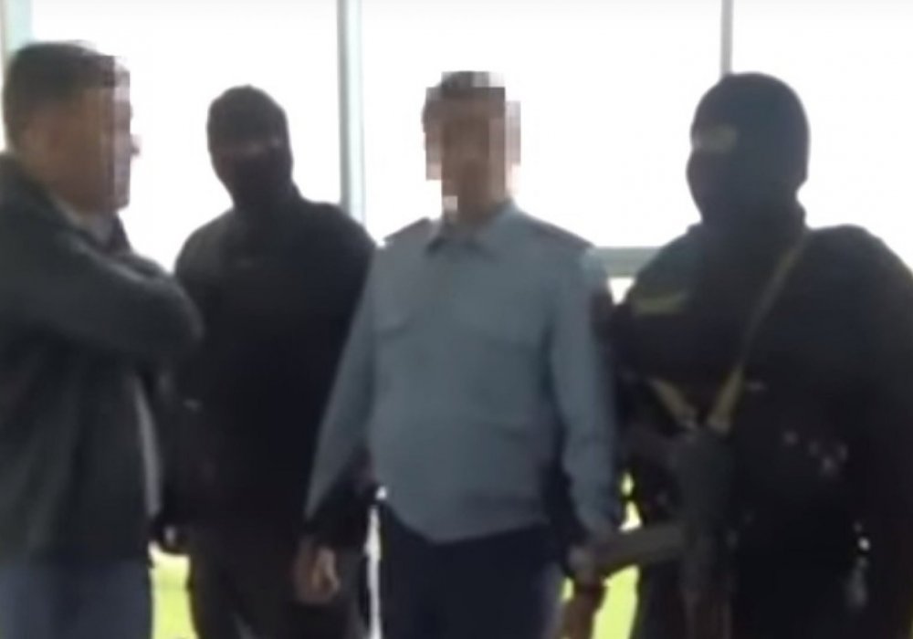 Астанада полицей істі тоқтатқаны үшін 300 мың теңге алған
