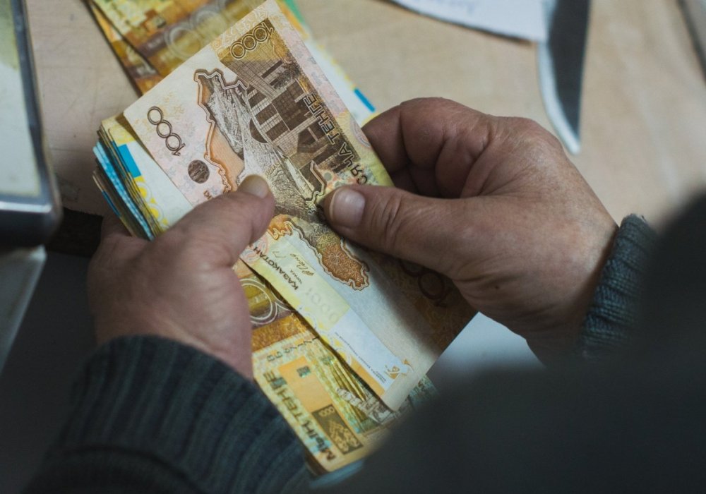 Зейнеткерлерге БЖЗҚ бойынша өтемақы берілетіні жайлы жалған хабарлама таралды: ХҚКО-ларда шу шықты
