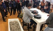 Ер адам iPhone сатып алу үшін бір ванна тиын берді