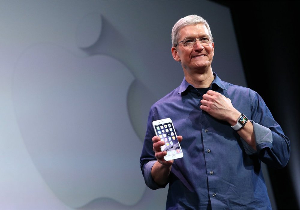 Тим Кук iPhone смартфонын сирек қолданатынын мәлімдеді
