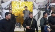 Серікбол Сайлаубек ән айтқанда қаруланған адамдар қоршап тұрған. ІІМ видеоны тексеріп жатыр