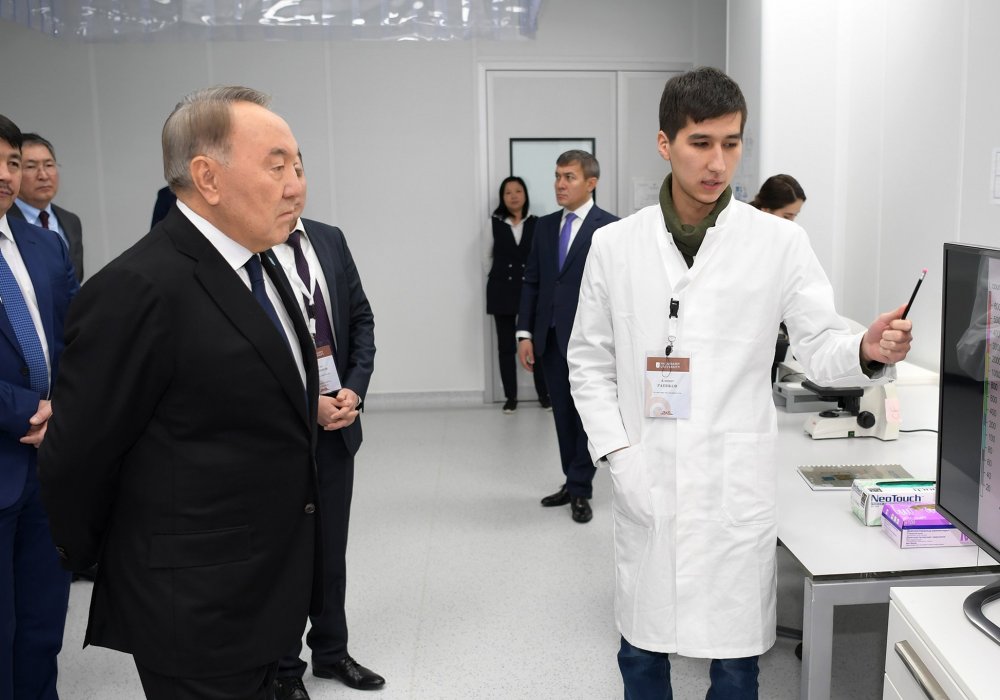 Елбасы "Назарбаев Университеті" ДББҰ-ның ғылыми-зерттеу кешеніне барды