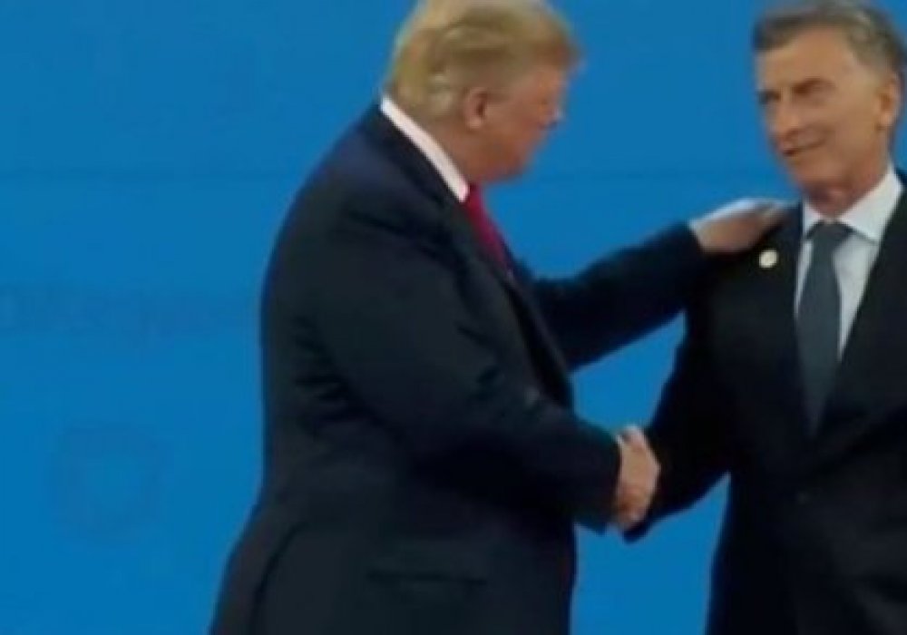 Желіде Трамптың суретке түсуден қашқан видеосы пайда болды