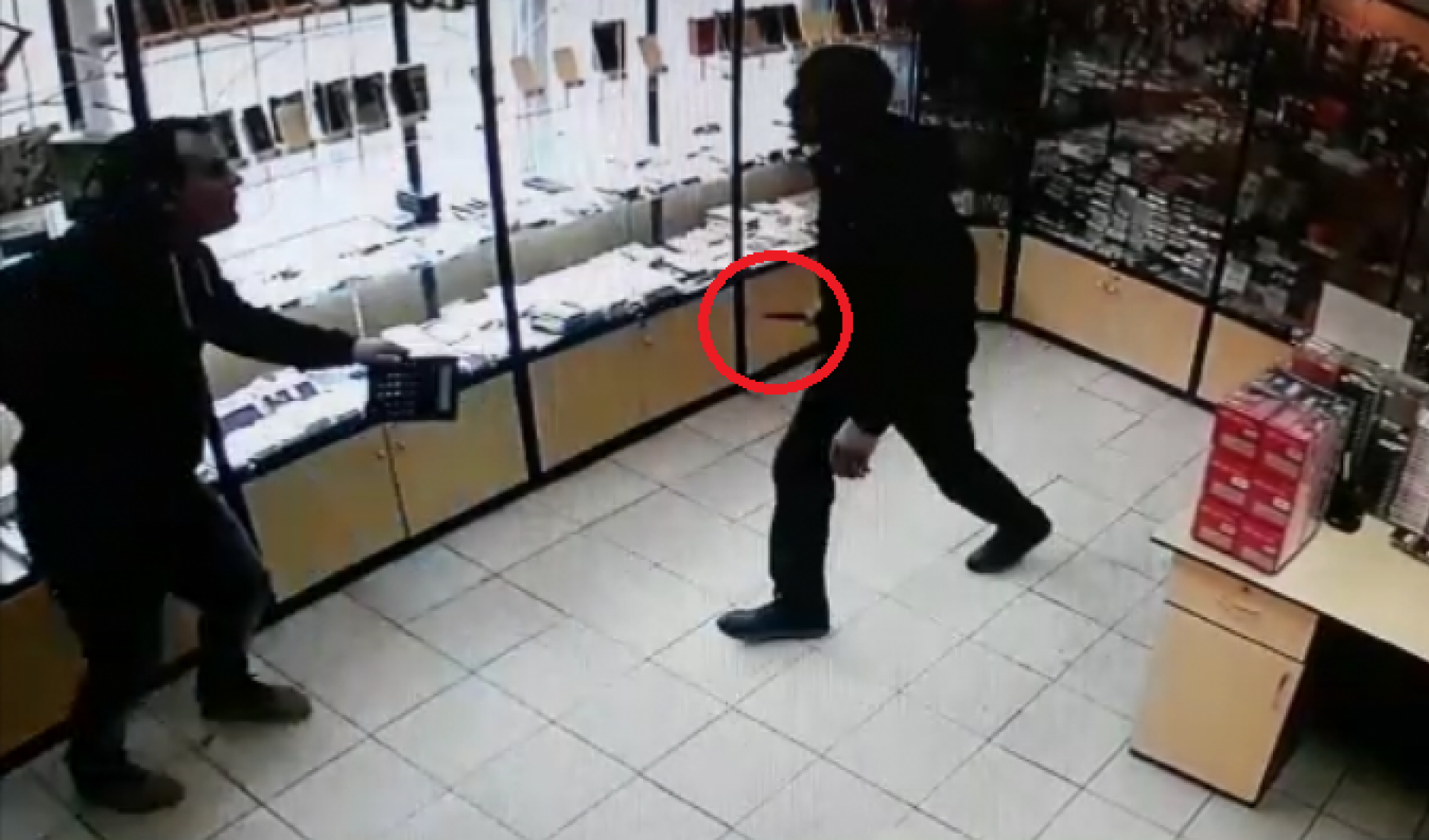 Оралда қаскүнемнің сатушыға пышақ салған сәті видеоға түсіп қалған