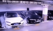 Шанхайда тұрақта тұрған Tesla автокөлігі жарылды - Видео