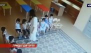 Ақтау балабақшасында балаларға сағат бойына орындықтан тұрғызбай, қол жұмсаған