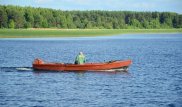 Атасы немересін жүзуді үйренсін деп қайықтан құлатып жіберген: Бала суға батып кетті