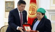 Атамбаевты ұстау кезінде қаза болған арнайы жасақ қызметкерінің анасына медаль табысталды