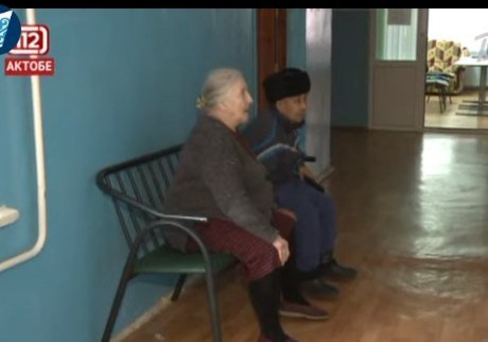 Ақтөбеде әлеуметтік қызметкерлер зейнеткерлердің сеніміне кіріп, картасынан ақша алып отырған