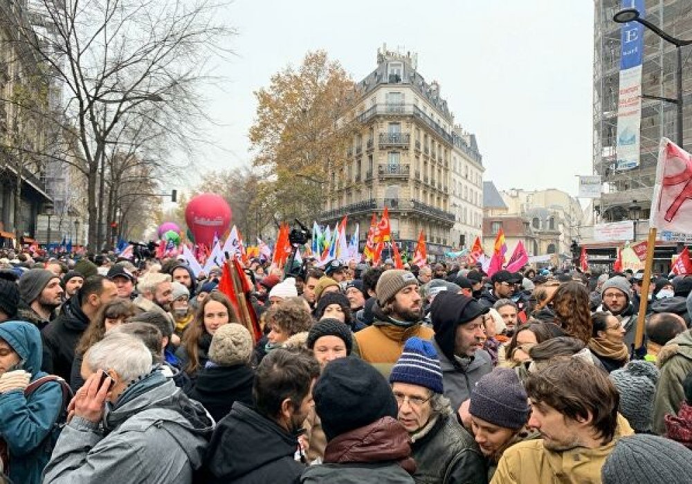 Франция билігі халық наразылығына қарамастан зейнет жасын ұлғайтады