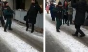 Алматыда көшедегілерге пышақ ала жүгірген ер адам видеоға түсіп қалды